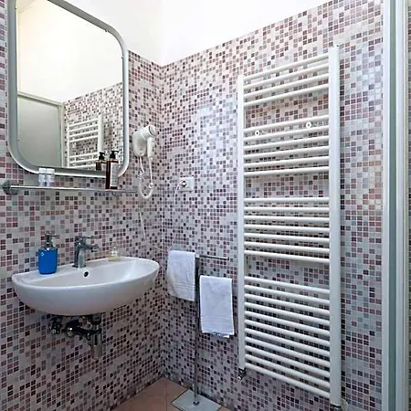 Joli Hotel